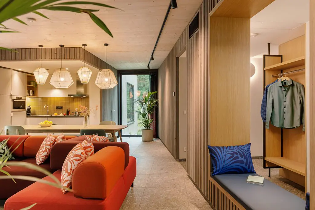 Una cabaña modular con una arquitectura simple y sostenible