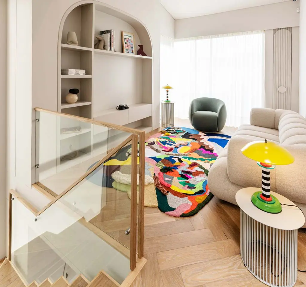 Una casa llena de arcos y colores en cajicá, cundinamarca Sala de tv de casa en cajicá