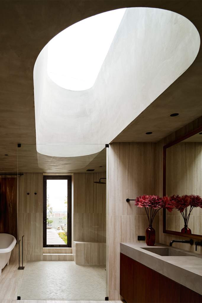 El diseño de un apartamento al servicio del arte que rompe la monocromía 