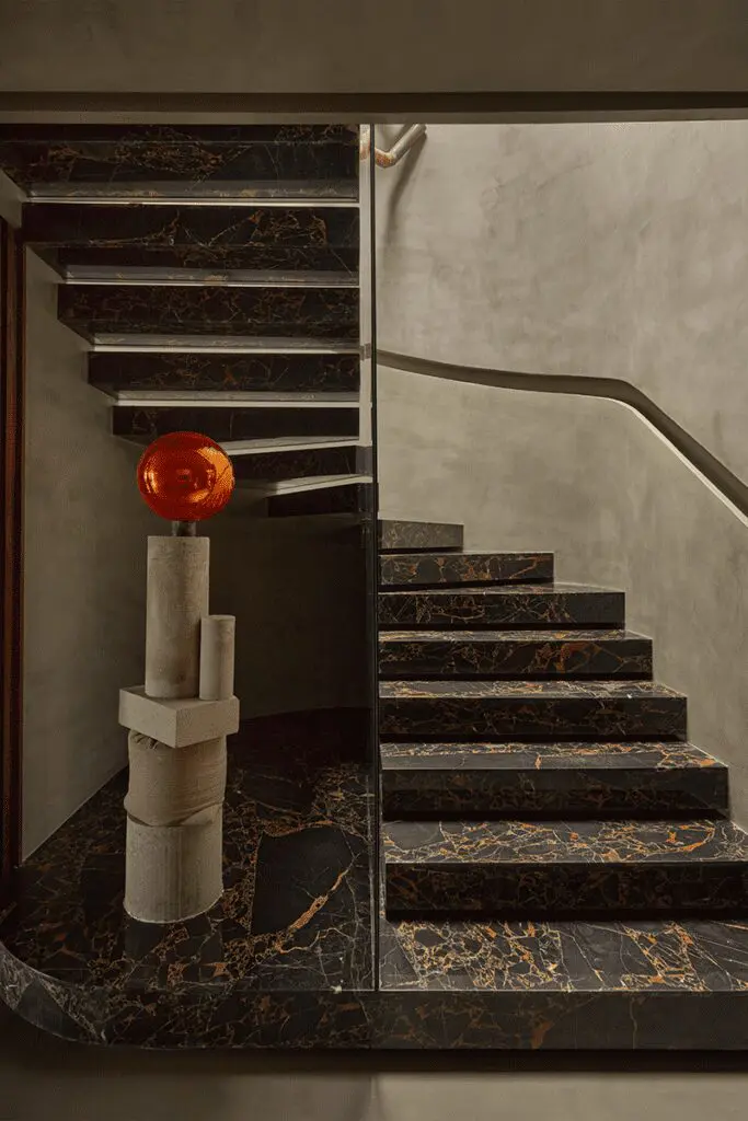 El diseño de un apartamento al servicio del arte que rompe la monocromía 