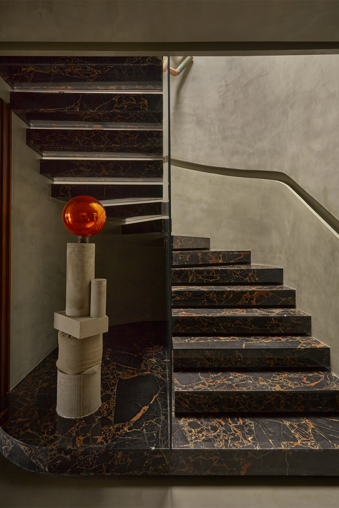 El diseño de un apartamento al servicio del arte que rompe la monocromía 