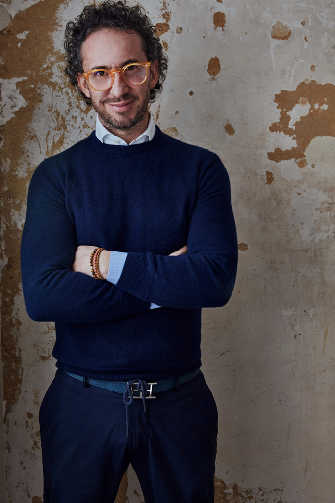 El diseño de un apartamento al servicio del arte que rompe la monocromía 