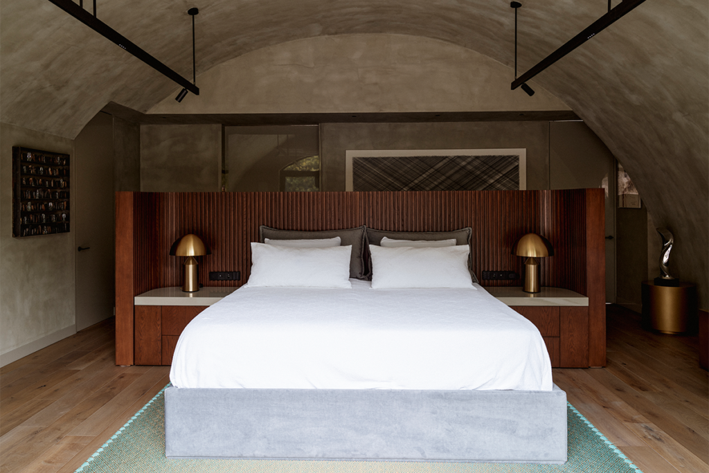 El diseño de un apartamento al servicio del arte que rompe la monocromía 