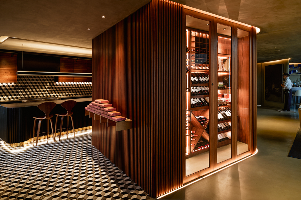 El diseño de un apartamento al servicio del arte que rompe la monocromía 