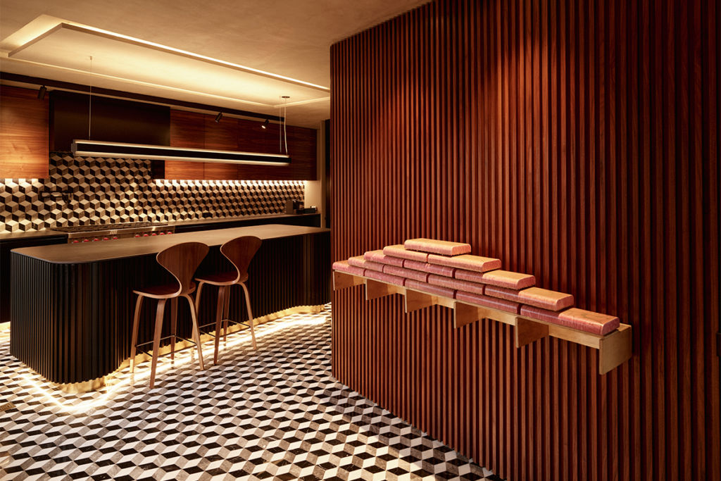 El diseño de un apartamento al servicio del arte que rompe la monocromía 