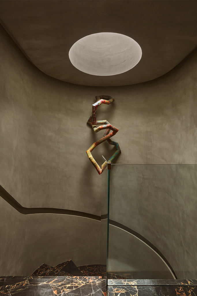 El diseño de un apartamento al servicio del arte que rompe la monocromía 