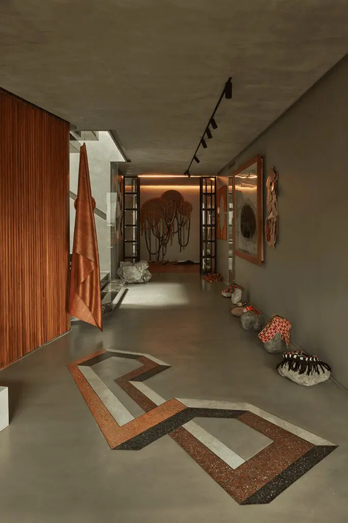 El diseño de un apartamento al servicio del arte que rompe la monocromía 