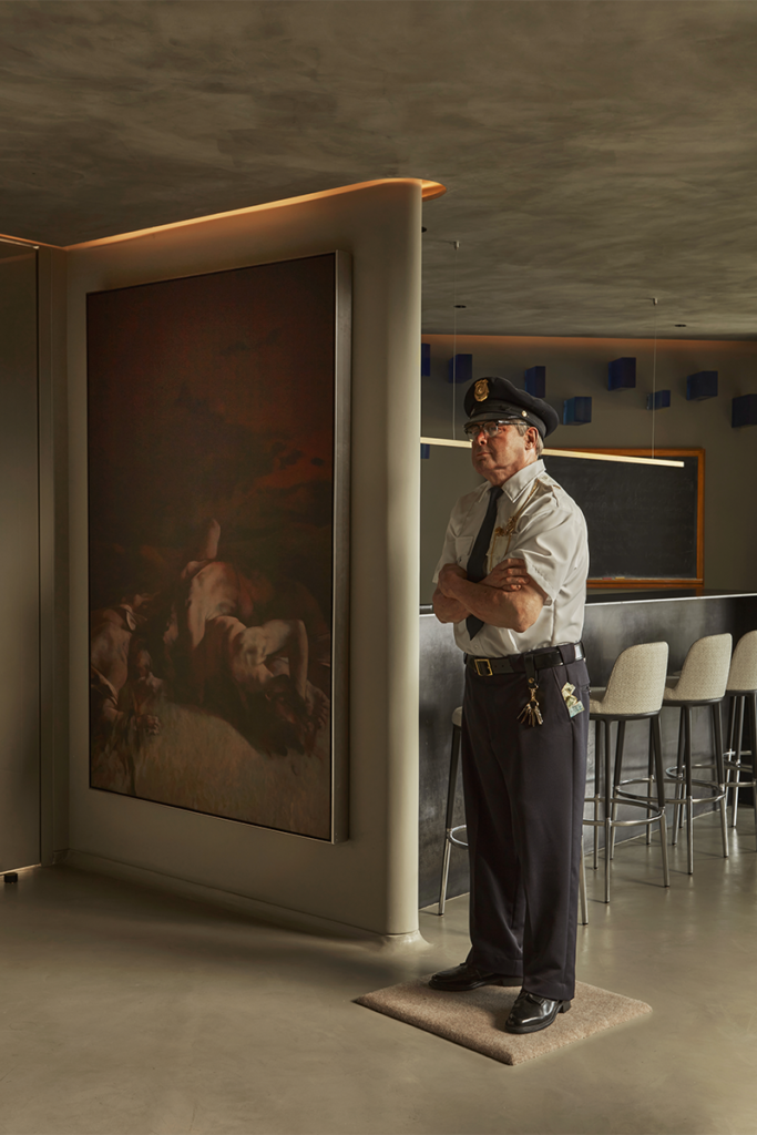 El diseño de un apartamento al servicio del arte que rompe la monocromía 