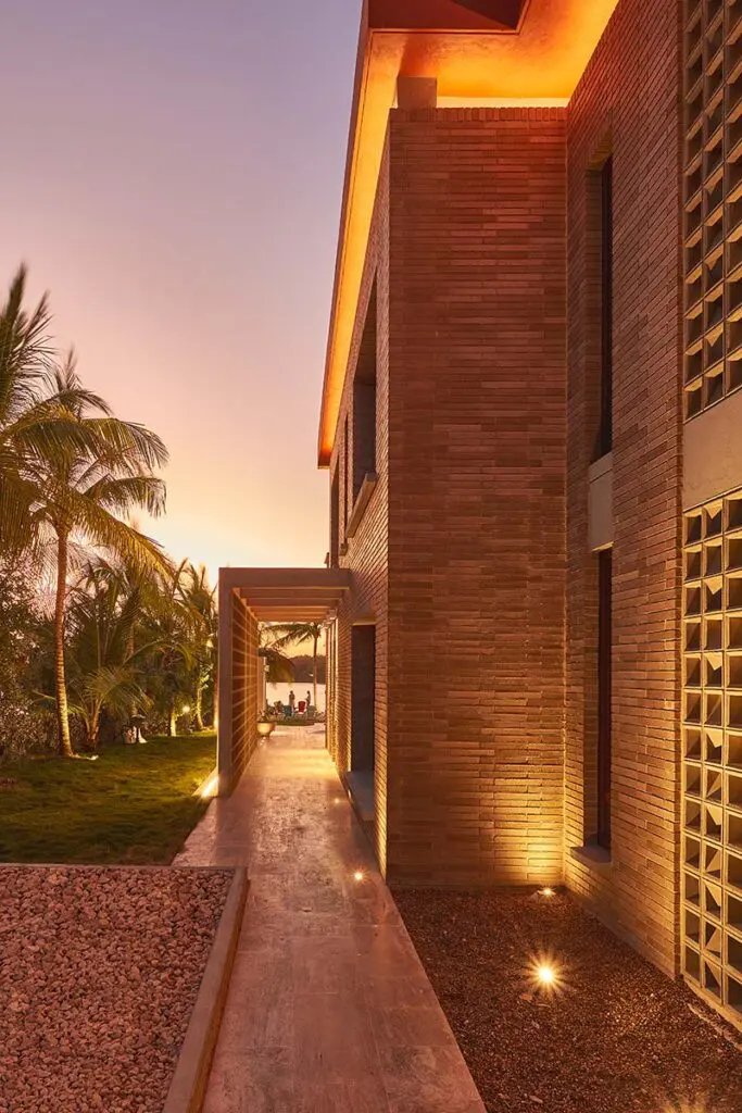 En el diseño de esta casa en el caribe colombiano se vincula la piscina y el mar