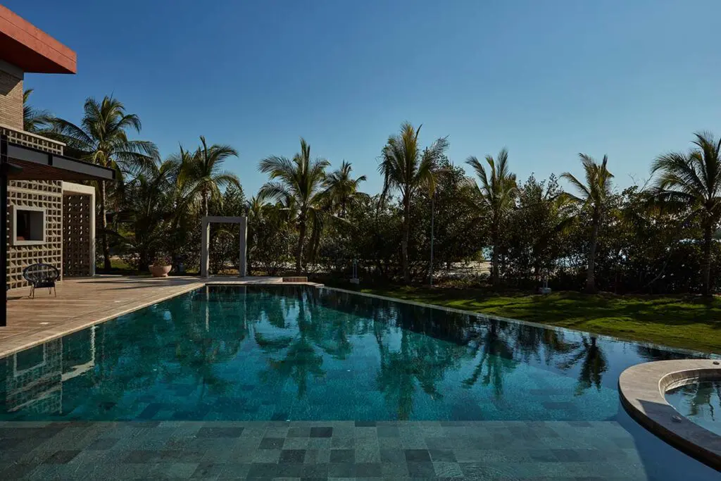En el diseño de esta casa en el caribe colombiano se vincula la piscina y el mar
