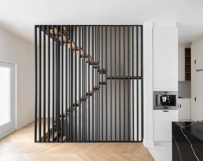 Una casa cálida y minimalista diseñada para sobrevivir al mal clima de la ciudad