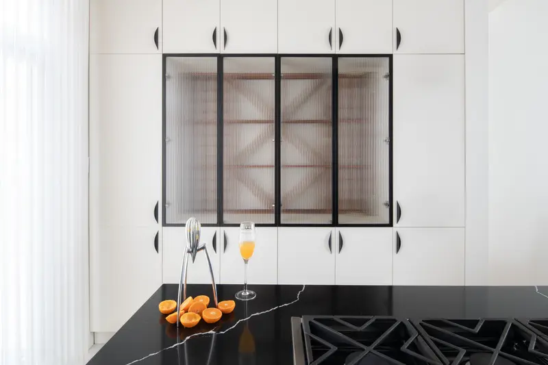 Una casa cálida y minimalista diseñada para sobrevivir al mal clima de la ciudad