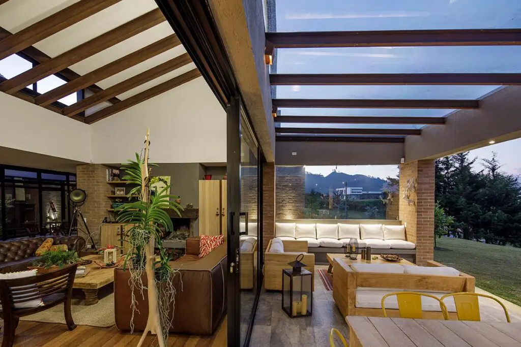 La casa campestre en vidrio, en medellín, que se empalma con la naturaleza
