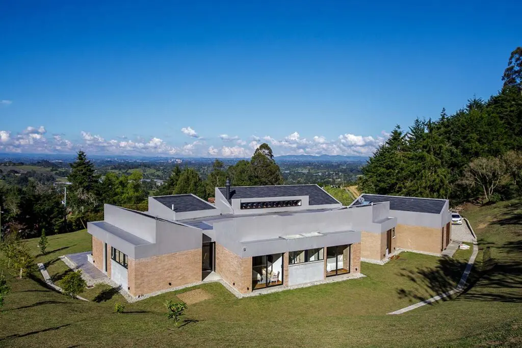 La casa campestre en vidrio, en medellín, que se empalma con la naturaleza
