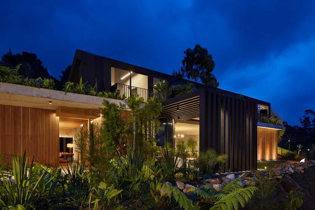 Esta casa a las afueras de medellín logra una estabilidad climática especial Esta casa a las afueras de medellín logra una estabilidad climática especial