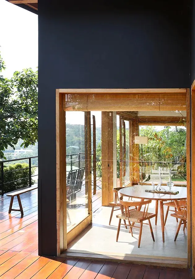 Una casa construida en las montañas a las afueras de cali que se mimetiza con la naturaleza