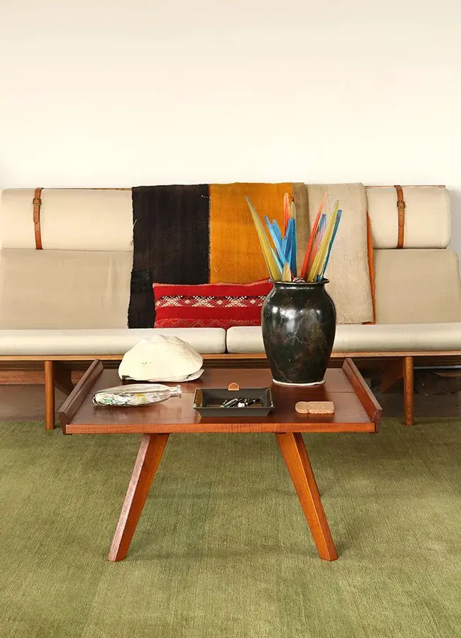 Una casa construida en las montañas a las afueras de cali que se mimetiza con la naturaleza