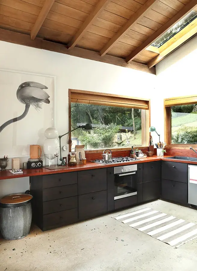 Una casa construida en las montañas a las afueras de cali que se mimetiza con la naturaleza