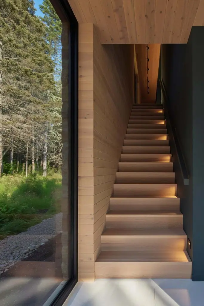 Una casa con un diseño tallado por la luz, el viento y el bosque Una casa con un diseño tallado por la luz, el viento y el bosque