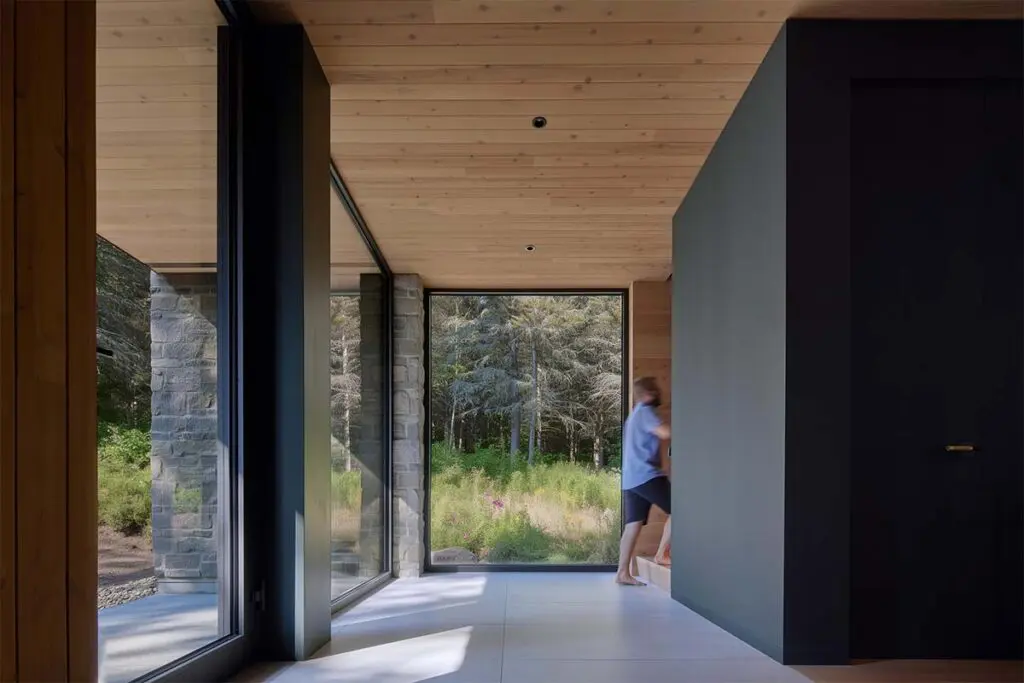 Una casa con un diseño tallado por la luz, el viento y el bosque Una casa con un diseño tallado por la luz, el viento y el bosque