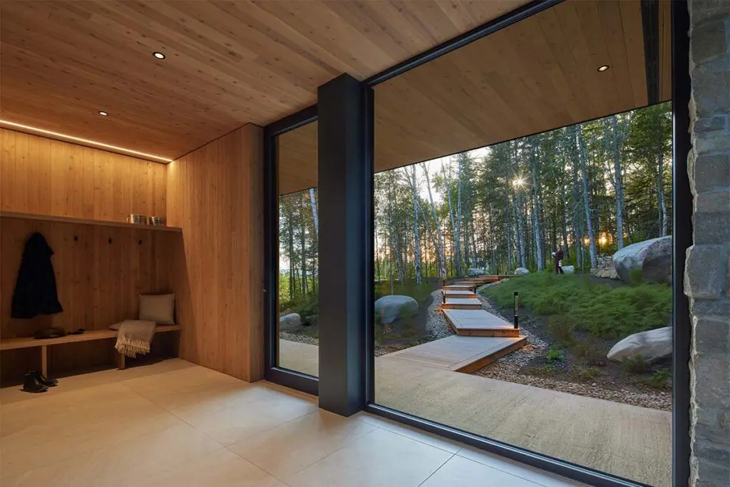 Una casa con un diseño tallado por la luz, el viento y el bosque Una casa con un diseño tallado por la luz, el viento y el bosque