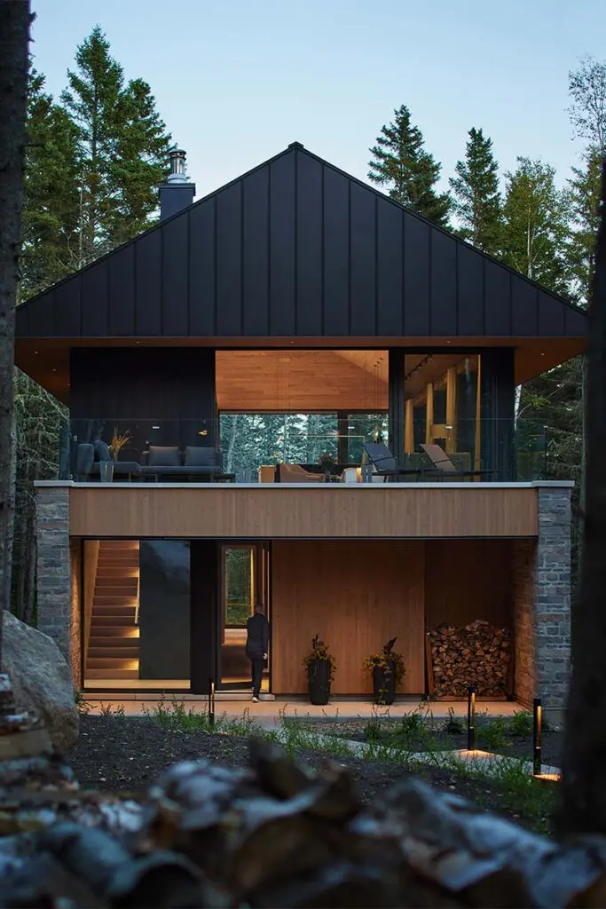 Una casa con un diseño tallado por la luz, el viento y el bosque Una casa con un diseño tallado por la luz, el viento y el bosque