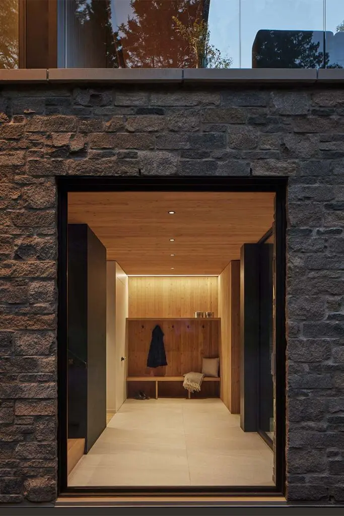 Una casa con un diseño tallado por la luz, el viento y el bosque Una casa con un diseño tallado por la luz, el viento y el bosque