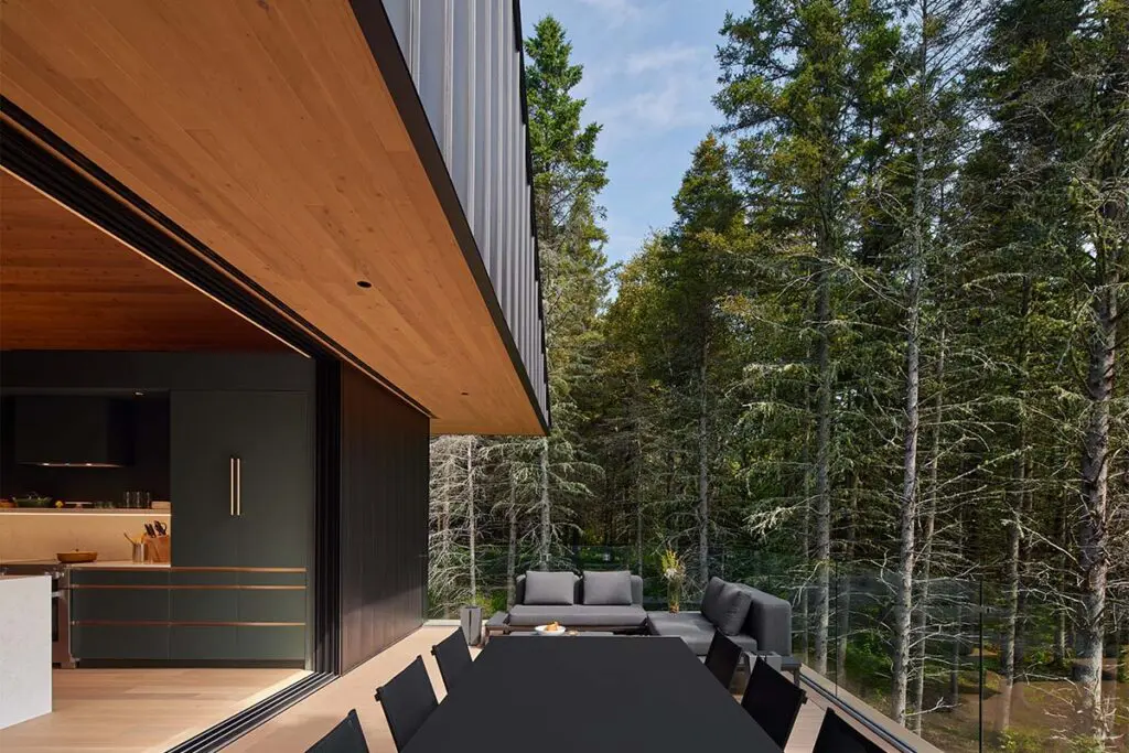 Una casa con un diseño tallado por la luz, el viento y el bosque Una casa con un diseño tallado por la luz, el viento y el bosque