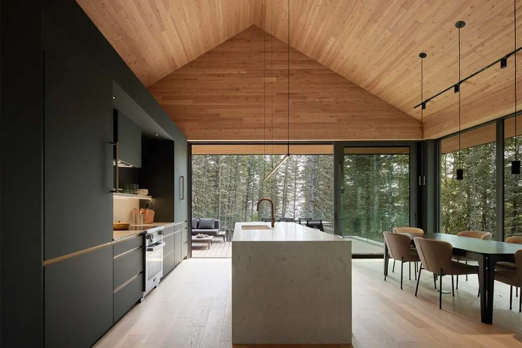 Una casa con un diseño tallado por la luz, el viento y el bosque Una casa con un diseño tallado por la luz, el viento y el bosque