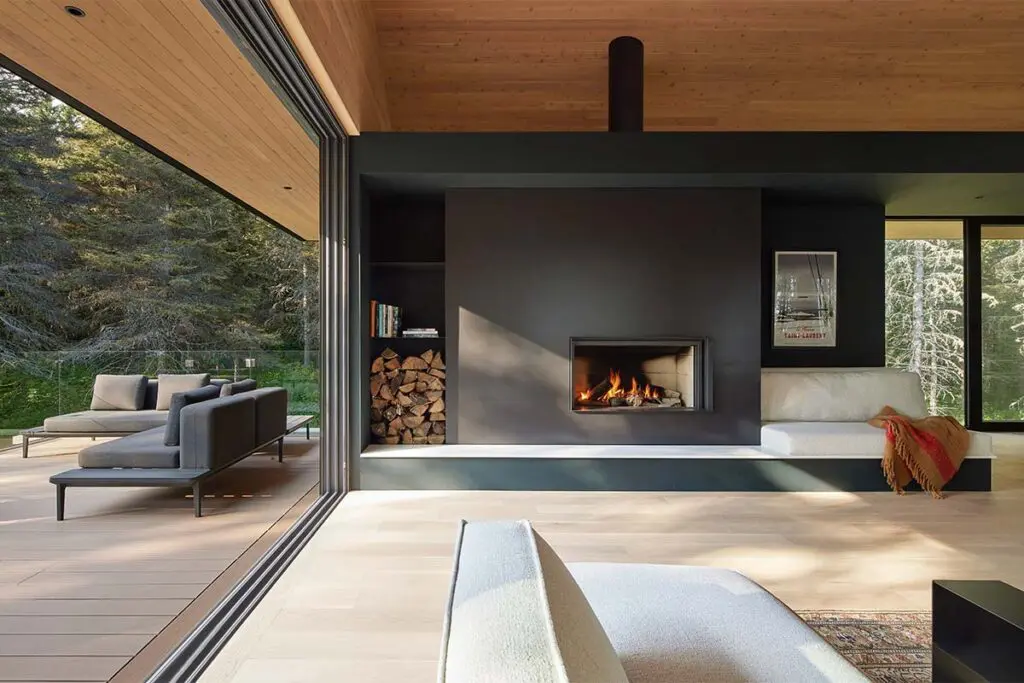 Una casa con un diseño tallado por la luz, el viento y el bosque Una casa con un diseño tallado por la luz, el viento y el bosque