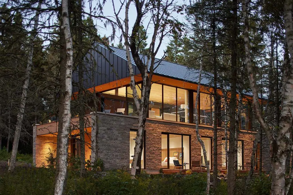 Una casa con un diseño tallado por la luz, el viento y el bosque Una casa con un diseño tallado por la luz, el viento y el bosque