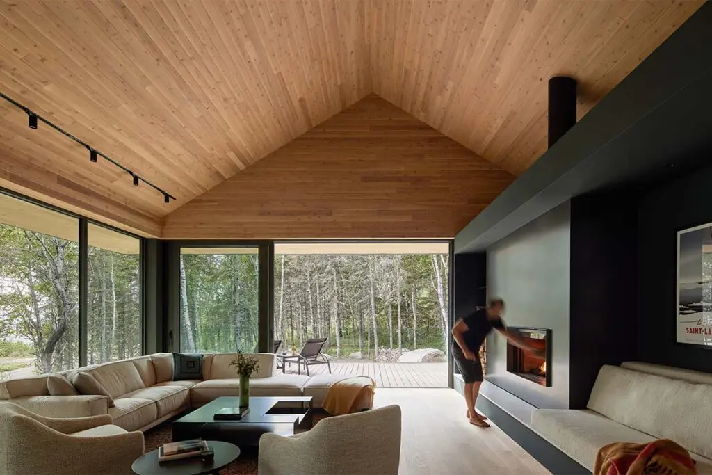 Una casa con un diseño tallado por la luz, el viento y el bosque Una casa con un diseño tallado por la luz, el viento y el bosque