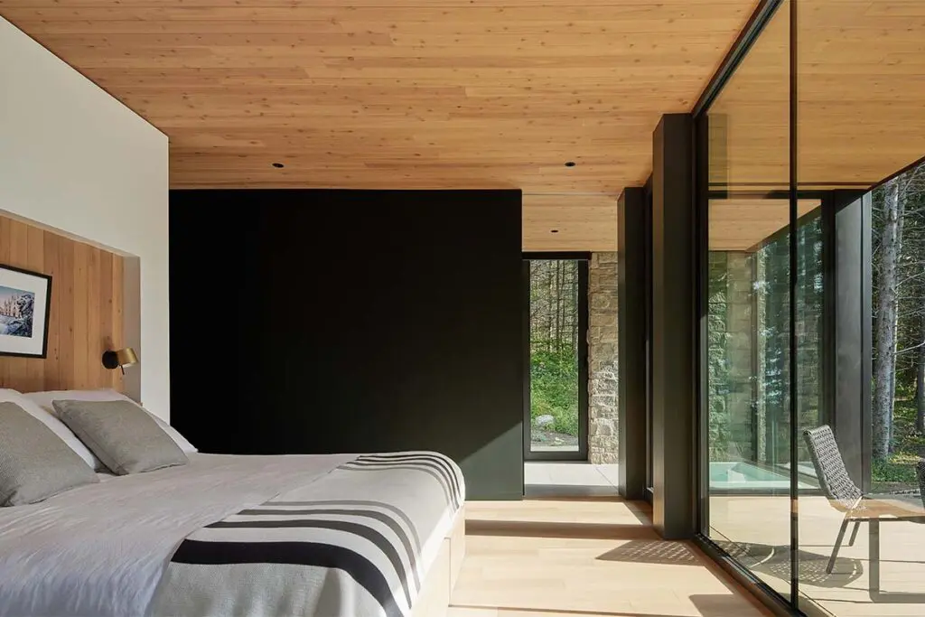 Una casa con un diseño tallado por la luz, el viento y el bosque Una casa con un diseño tallado por la luz, el viento y el bosque