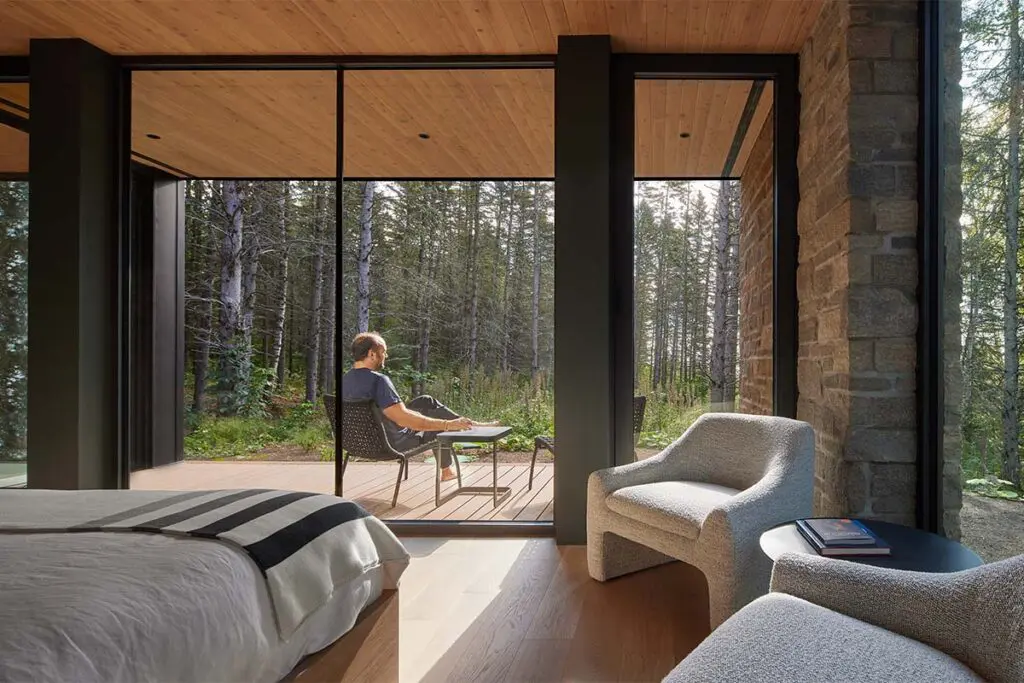 Una casa con un diseño tallado por la luz, el viento y el bosque Una casa con un diseño tallado por la luz, el viento y el bosque