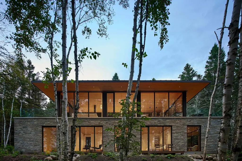 Una casa con un diseño tallado por la luz, el viento y el bosque Una casa con un diseño tallado por la luz, el viento y el bosque