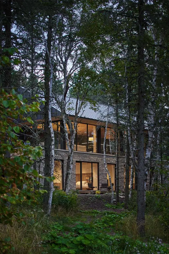 Una casa con un diseño tallado por la luz, el viento y el bosque Una casa con un diseño tallado por la luz, el viento y el bosque