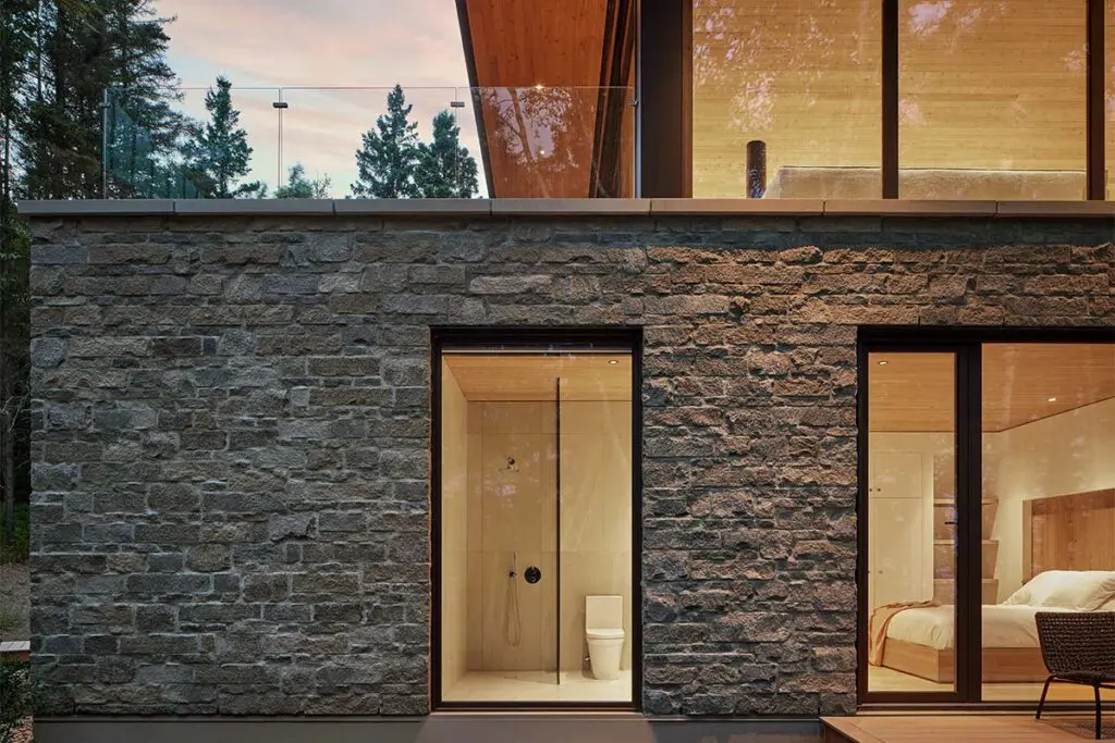 Una casa con un diseño tallado por la luz, el viento y el bosque Una casa con un diseño tallado por la luz, el viento y el bosque