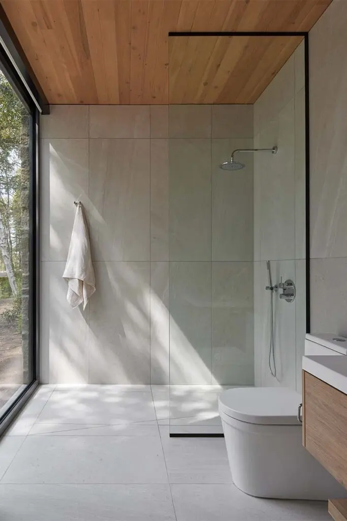 Una casa con un diseño tallado por la luz, el viento y el bosque Una casa con un diseño tallado por la luz, el viento y el bosque