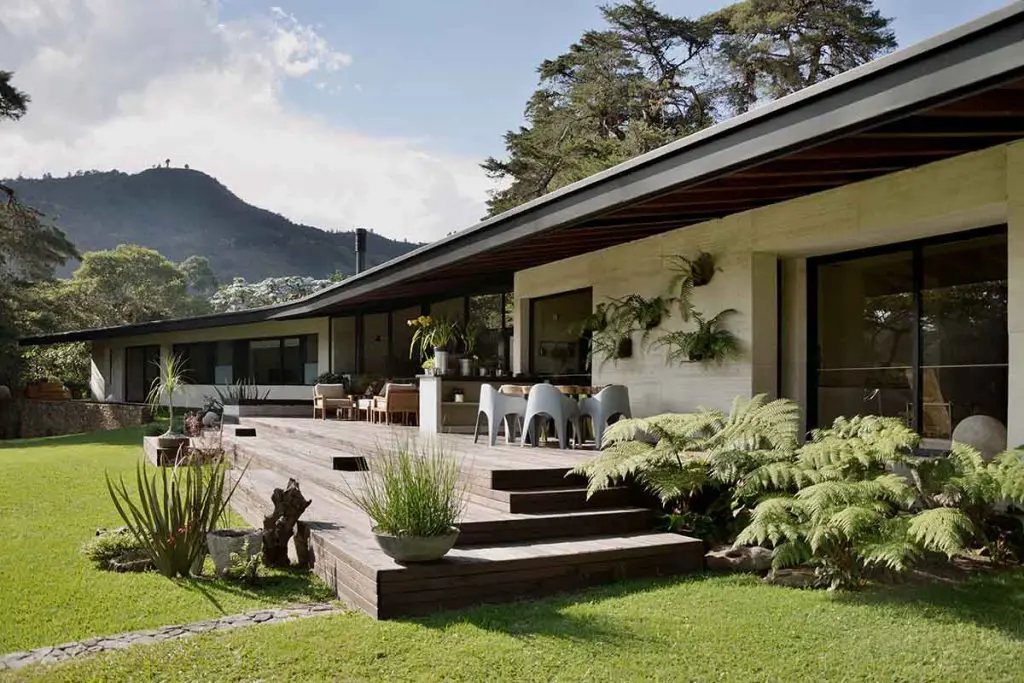 Una vida de puertas hacia afuera en esta gran casa en medellín 