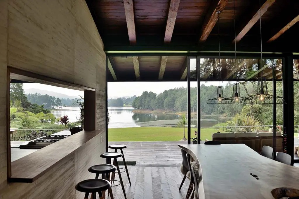 Una vida de puertas hacia afuera en esta gran casa en medellín 