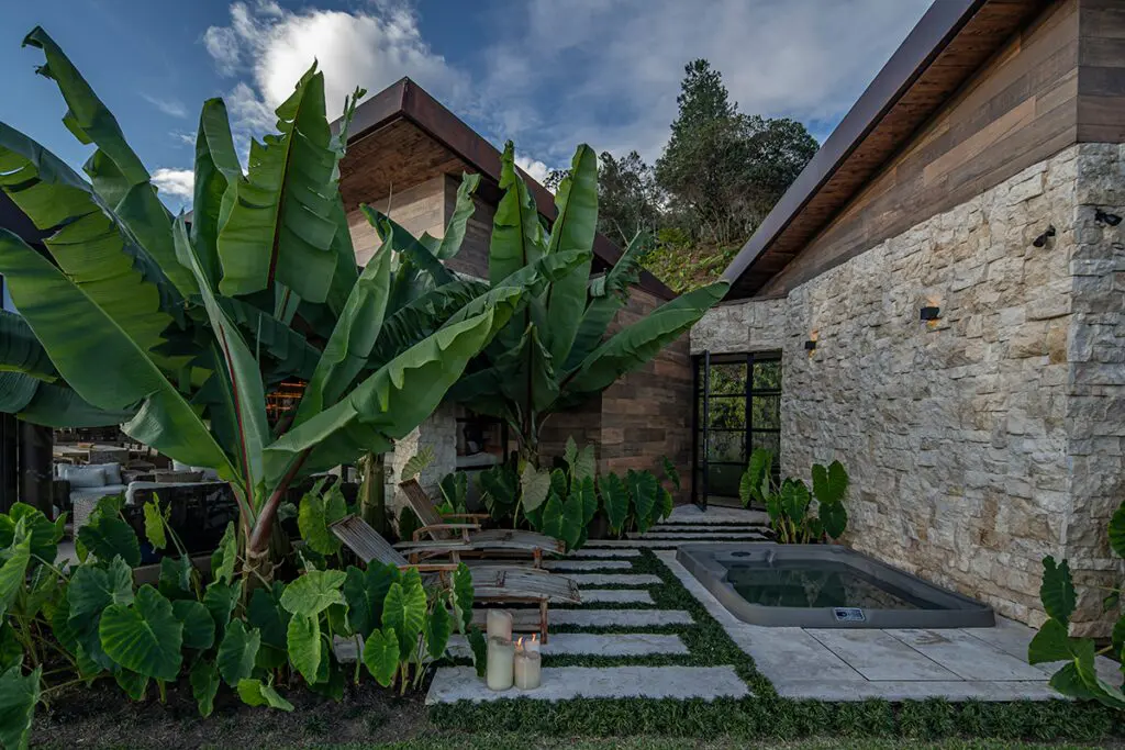 Una arquitectura sensible y cuidadosa en esta casa a las afueras de medellín Una arquitectura sensible y cuidadosa en esta casa a las afueras de medellín