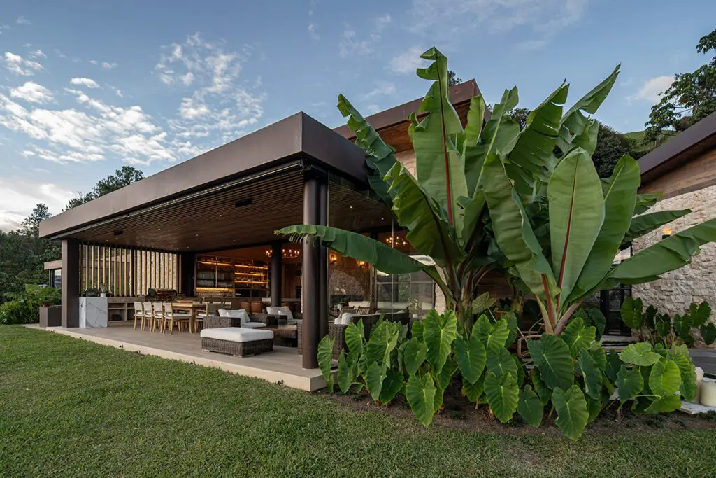 Una arquitectura sensible y cuidadosa en esta casa a las afueras de medellín Una arquitectura sensible y cuidadosa en esta casa a las afueras de medellín