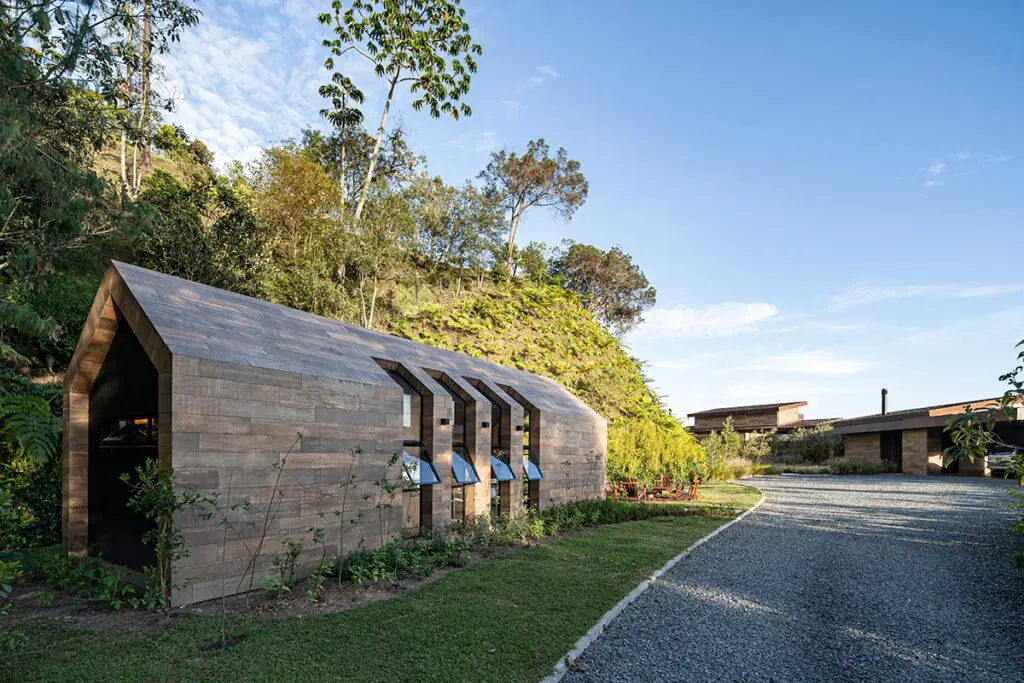 Una arquitectura sensible y cuidadosa en esta casa a las afueras de medellín Una arquitectura sensible y cuidadosa en esta casa a las afueras de medellín
