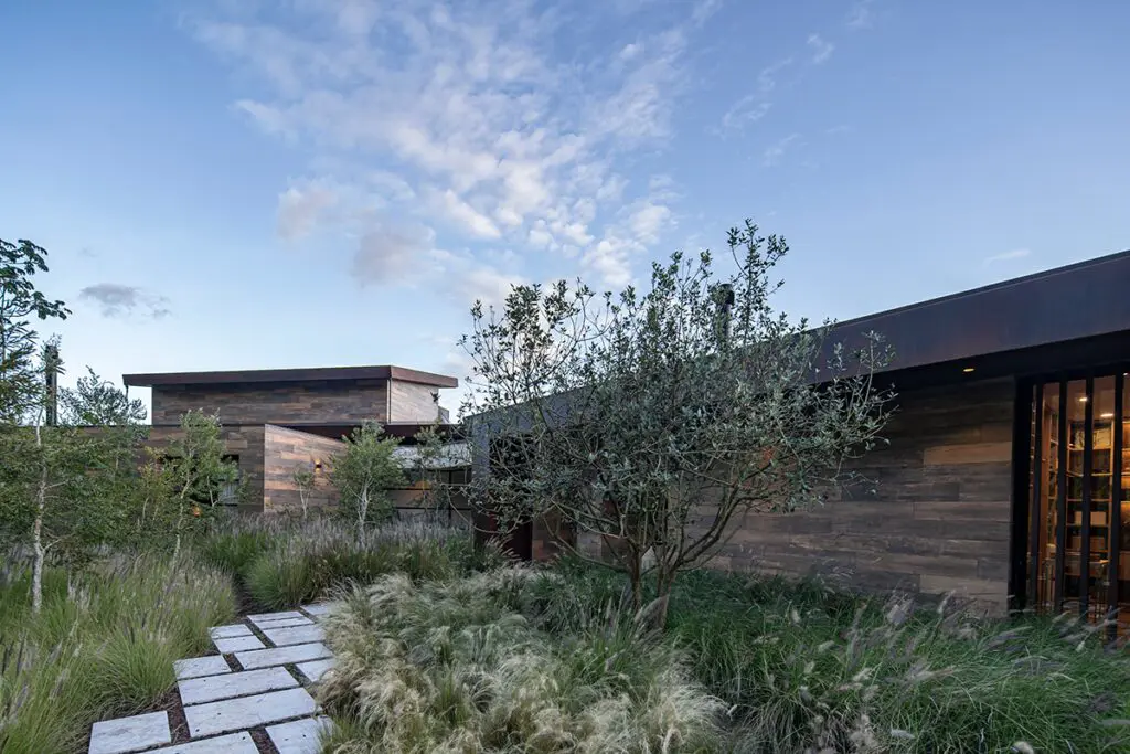 Una arquitectura sensible y cuidadosa en esta casa a las afueras de medellín Una arquitectura sensible y cuidadosa en esta casa a las afueras de medellín