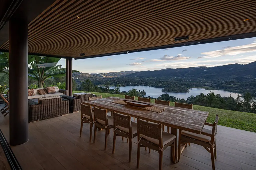 Una arquitectura sensible y cuidadosa en esta casa a las afueras de medellín Una arquitectura sensible y cuidadosa en esta casa a las afueras de medellín