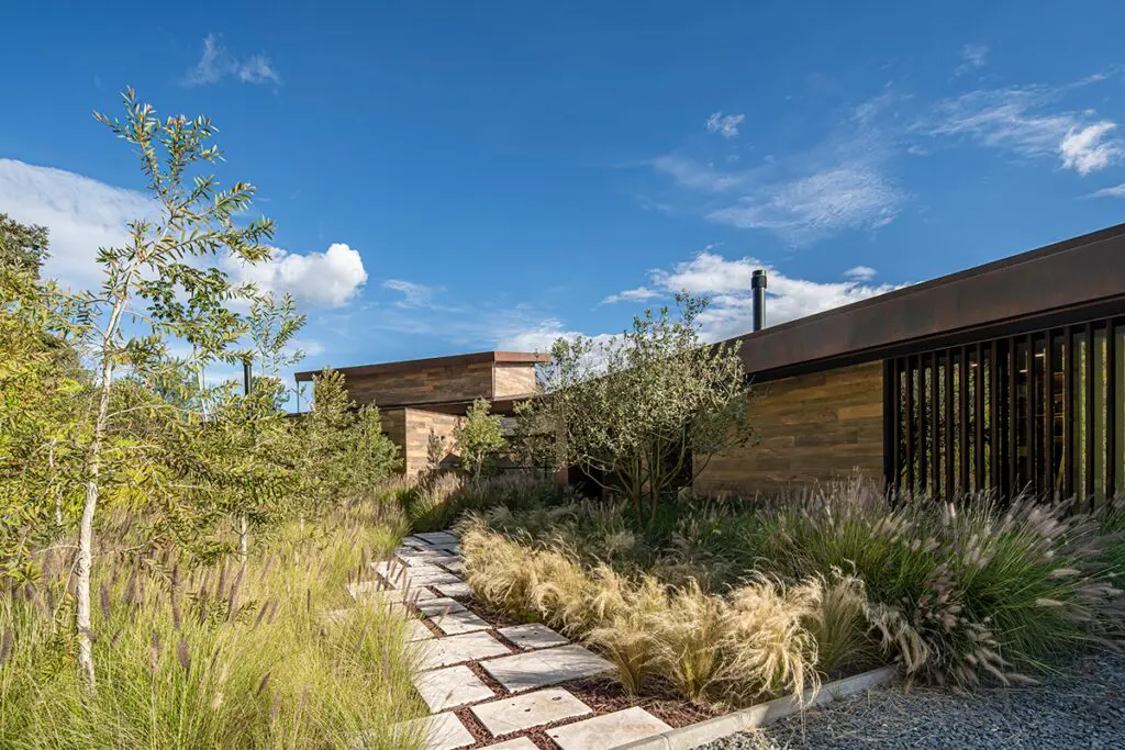 Una arquitectura sensible y cuidadosa en esta casa a las afueras de medellín Casa con arquitectura sensible en medellín