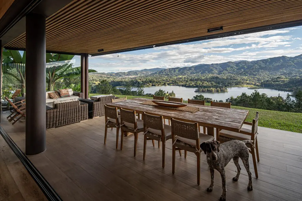 Una arquitectura sensible y cuidadosa en esta casa a las afueras de medellín Una arquitectura sensible y cuidadosa en esta casa a las afueras de medellín