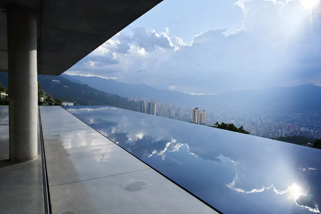 Piscina de esta casa a las afueras de medellín.