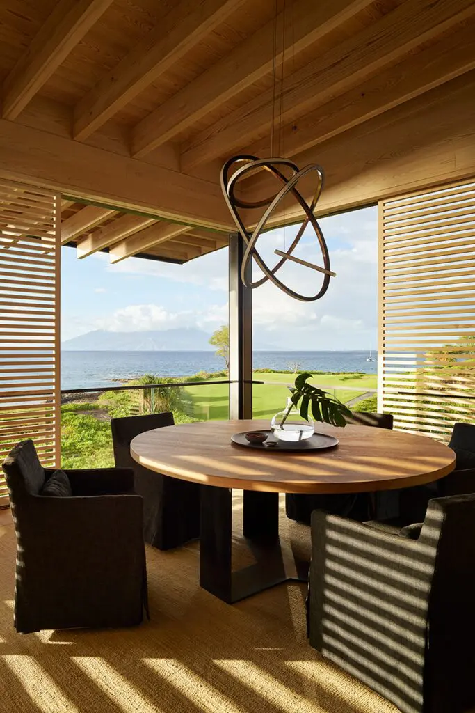 Una casa en hawái que se ubica en el medio entre la tierra y el mar Una casa en hawái que se ubica en el medio entre la tierra y el mar