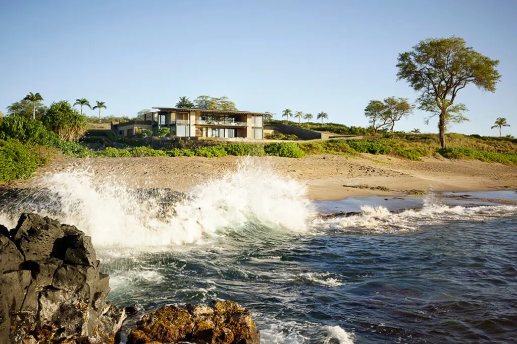 Una casa en hawái que se ubica en el medio entre la tierra y el mar Una casa en hawái que se ubica en el medio entre la tierra y el mar